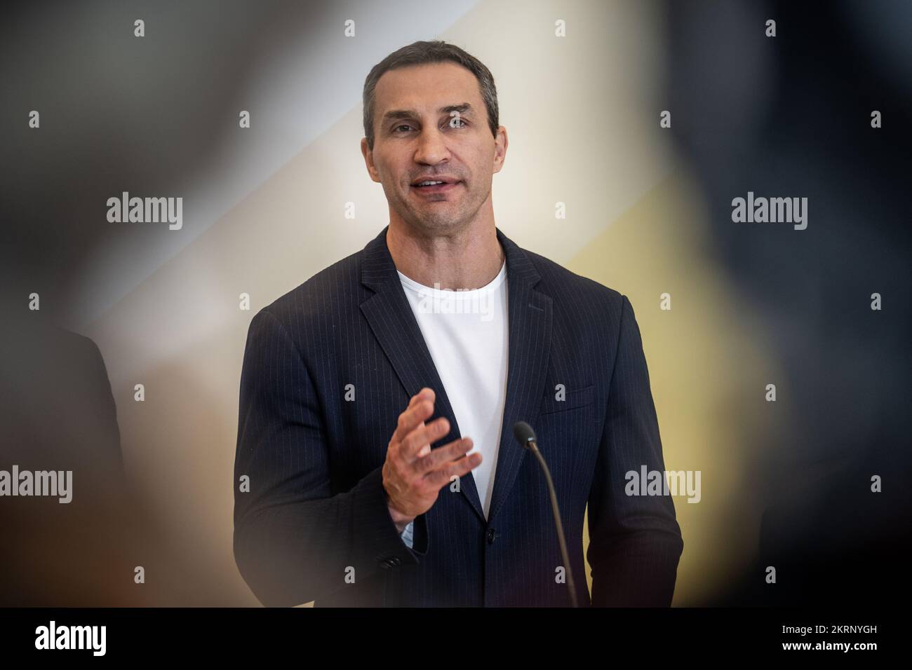 Berlin, Deutschland. 29.. November 2022. Wladimir Wladimirowitsch Klitschko, ehemaliger Boxer und Berater seines Bruders Vitali, des Bürgermeisters von Kiew, spricht in einer Presseerklärung vor einem Treffen in der FDP-Fraktion über die aktuelle Lage in der Ukraine. Kredit: Michael Kappeler/dpa/Alamy Live News Stockfoto