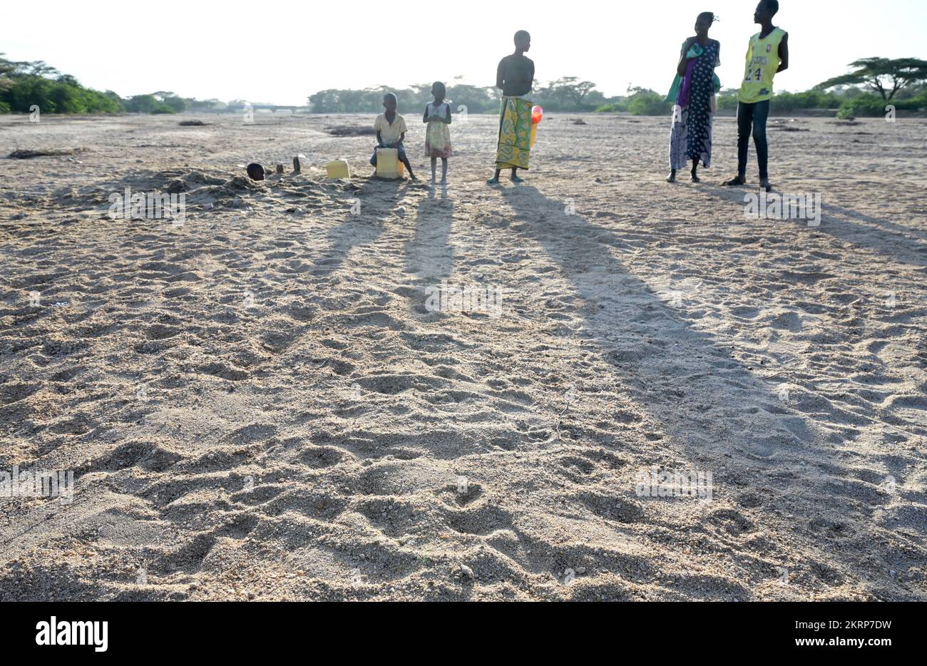 KENIA, Turkana, Lokichar, Klimawandel, trockener Fluss Lagger, Turkana Menschen holen Wasser aus Wasserlöchern im Flussbett / KENIA, Turkana, Klimawandel, trockenes Flußbett Fluß Lagger, Menschen schöpfen Wasser aus einem Wasserloch Stockfoto