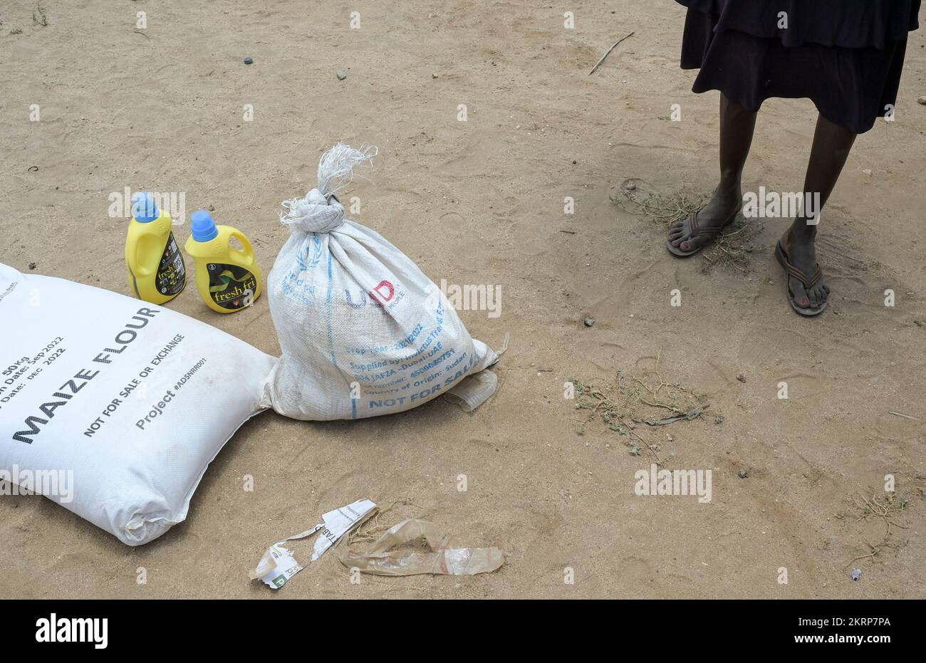 KENIA, Turkana, Lokichar, NGO vertreiben Nahrungsmittel wie Maismehl, Speiseöl und Salz für die leidenden Menschen in Turkana aufgrund von Klimawandel, Dürre und Hungersnot / KENIA, Turkana, NGO verteilt Nahrungsmittel wie Maismehl, Speiseöl, Salz an die durch die jahrelang anhaltende Dürre in not geratene Bevölkerung Stockfoto