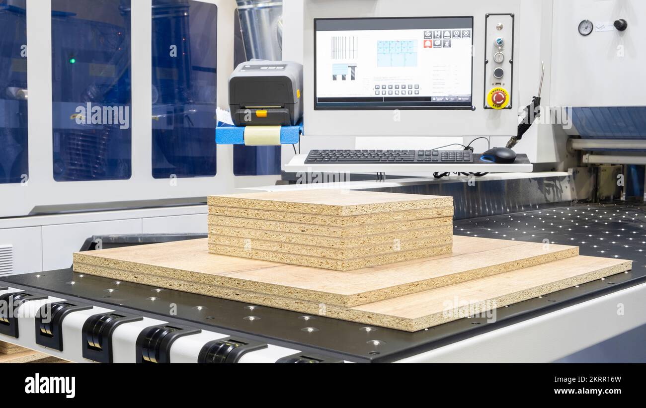 Werkstatt für die Herstellung von Spanplatten, Spanplatten, Furnieren, Sperrholz, Holzplatten. Holzverarbeitung. Konzept für die holzverarbeitende Industrie Stockfoto