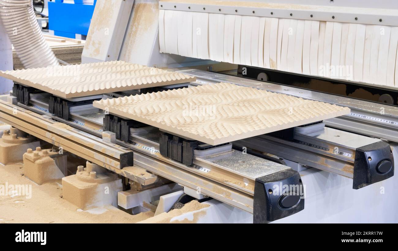 Werkstatt für die Herstellung von Spanplatten, Spanplatten, Furnieren, Sperrholz, Holzplatten. Holzverarbeitung. Konzept für die holzverarbeitende Industrie Stockfoto