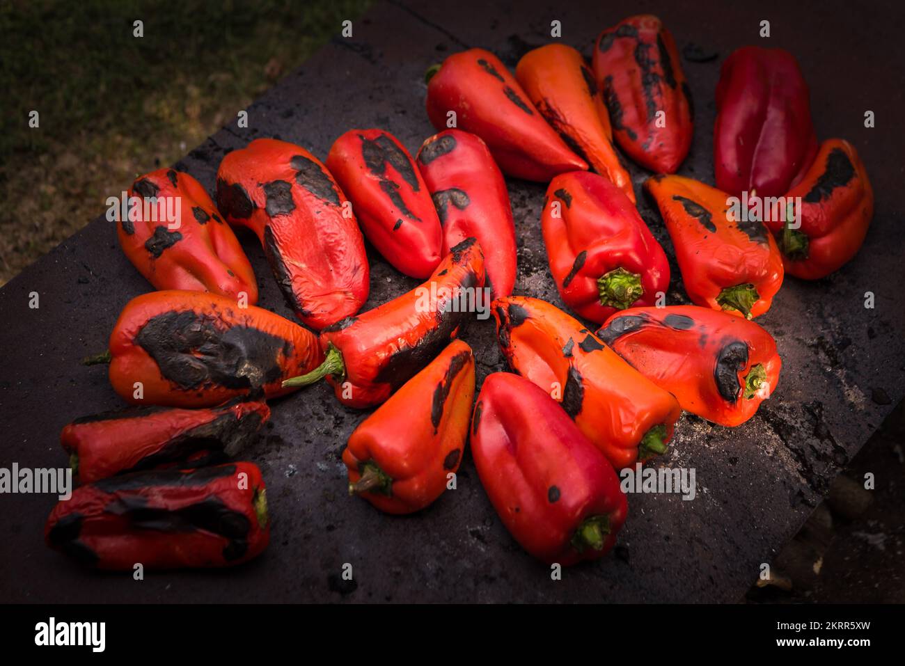 Nahaufnahme von gebackenen Chili-Paprika auf heißen Eisenteller im Freien Stockfoto
