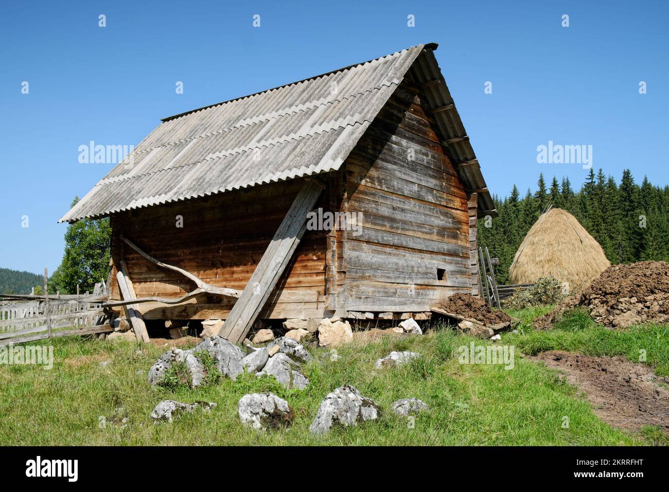 Altes Holzgebäude auf einer Farm Serbiens, Kamena Gora Stockfoto
