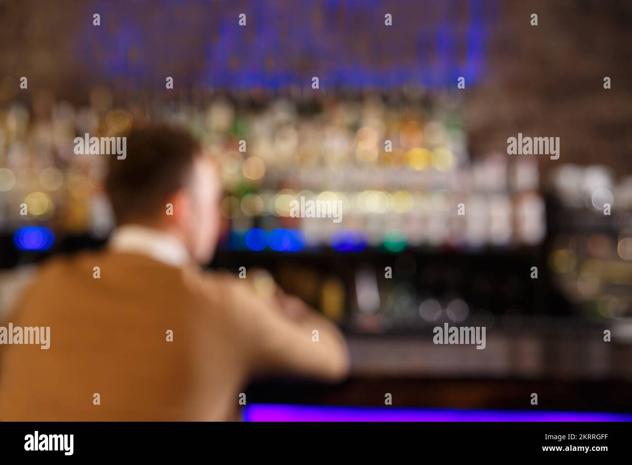 Blaues Bild mit einem Mann, der an der Bar oder im Pub sitzt Stockfoto