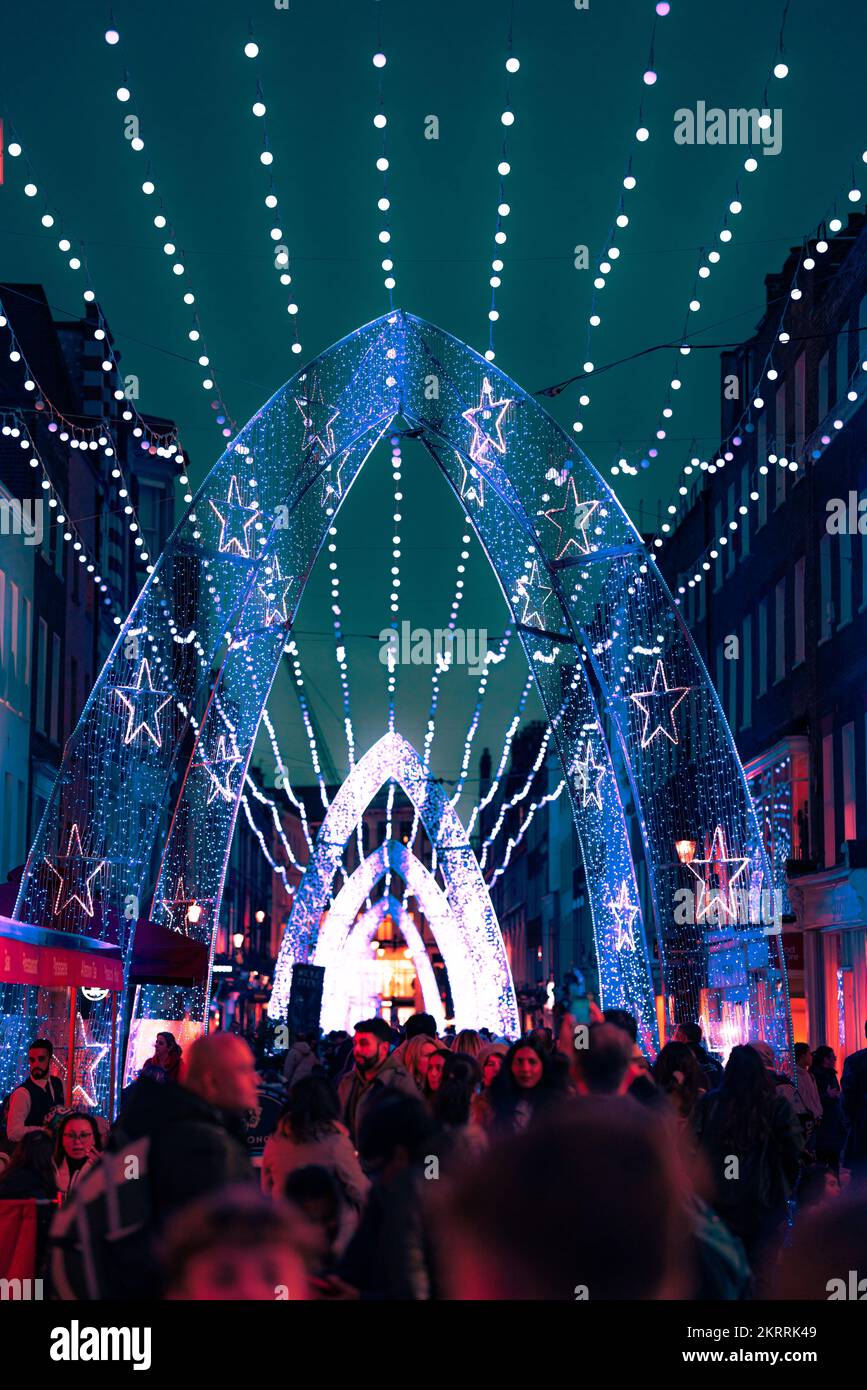 Weihnachtsbeleuchtung in London mit Menschenmassen Stockfoto