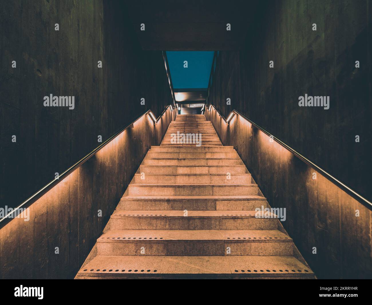 Treppen zur U-Bahnstation, moderne urbane Architektur Stockfoto