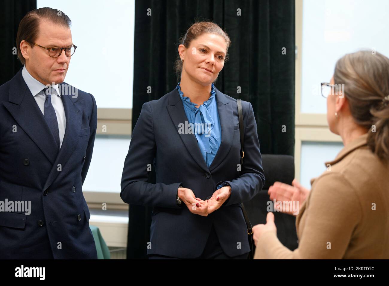 Kronprinzessin Victoria und Prinz Daniel werden von der Gerichtsmedizinerin Cecilia Besev während ihres Besuchs im Nationalrat in einen Untersuchungsraum geführt Stockfoto