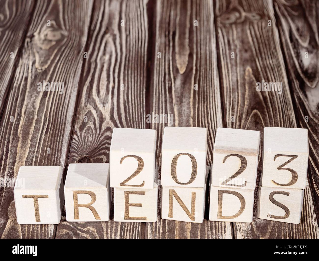 Text 2023-TRENDS zu Holzwürfeln als modernes Tendenzkonzept Stockfoto