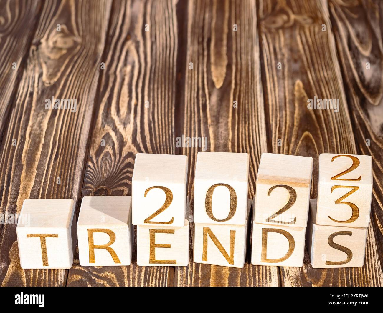 Text 2023-TRENDS zu Holzwürfeln als neues Trendkonzept Stockfoto