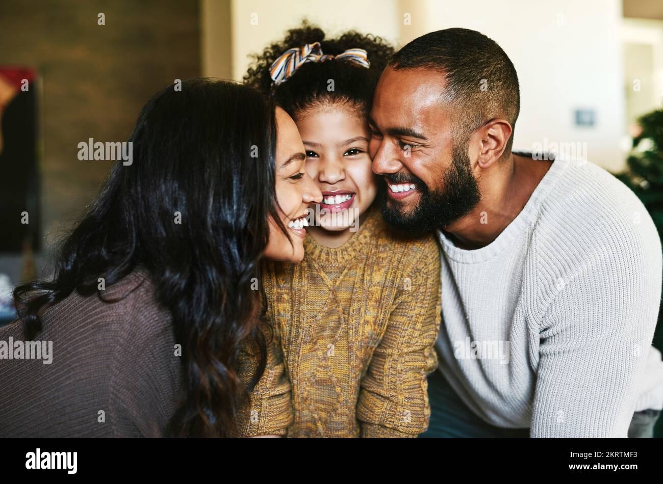 Schwarze Familie, Liebe und Glück Porträt mit Mutter, Vater und Kind zusammen mit einem Lächeln, Unterstützung und Umarmung für Dankbarkeit. Mann, Frau und Mädchen Stockfoto
