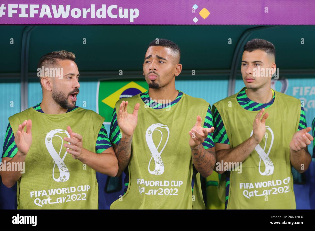 Everton Ribeiro aus Brasilien, Gabriel Jesus aus Brasilien und Gabriel Martinelli aus Brasilien während der Nationalhymnen FIFA-Weltmeisterschaft Katar 2022 2022 Gruppe G zwischen Brasilien und der Schweiz am 28. November 974 in Stadium, Doha, Katar. Foto von Peter Dovgan. Nur redaktionelle Verwendung, Lizenz für kommerzielle Verwendung erforderlich. Keine Verwendung bei Wetten, Spielen oder Veröffentlichungen von Clubs/Ligen/Spielern. Stockfoto