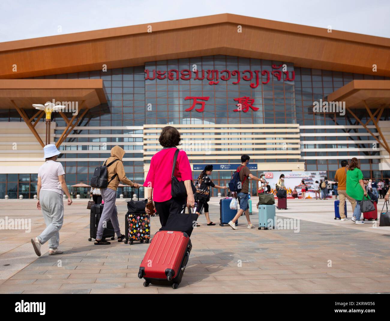 (221129) -- VIENTIANE, 29. November 2022 (Xinhua) -- Passagiere gehen zum Eingang des Bahnhofs Vientiane in Vientiane, Laos, 25. November 2022. PASSEND zu „Feature: China-Laos Railway steigert Reisen, fördert Tourismus in Laos“ (Foto von Kaikeo Saiyasane/Xinhua) Stockfoto