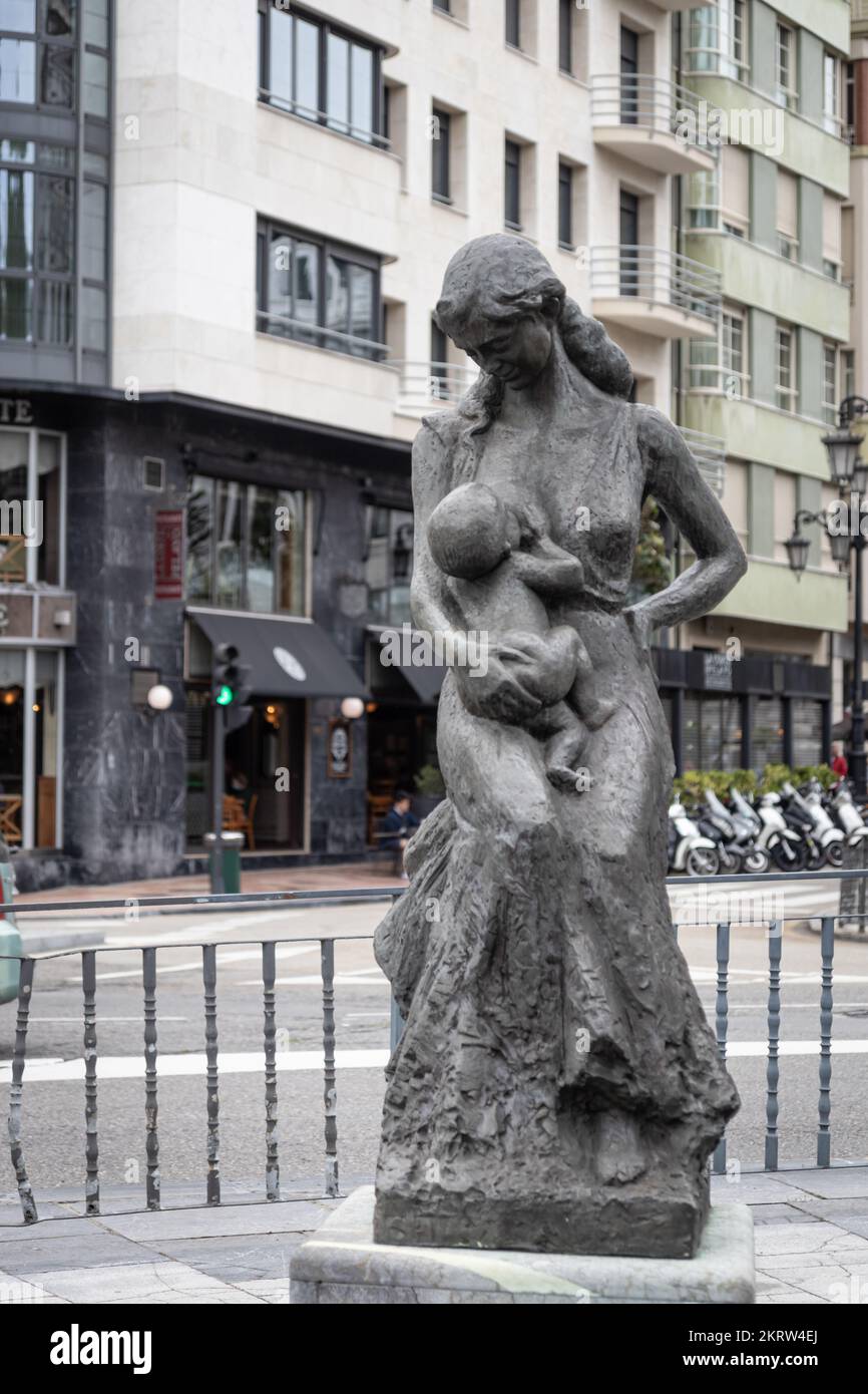 OVIEDO, SPANIEN - 10. AUGUST 2021: Maternidad Skulptur (Bildhauer: Sebastian Miranda Perez-Herce) Stockfoto