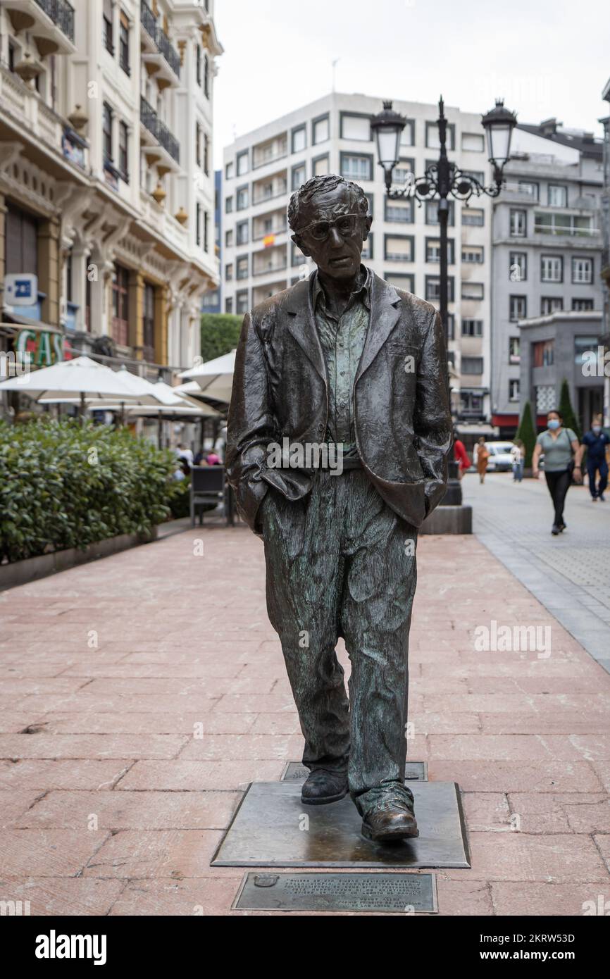 OVIEDO, SPANIEN - 10. AUGUST 2021: Denkmal für Woody Allen (Bildhauer: Vicente Santarua) Stockfoto