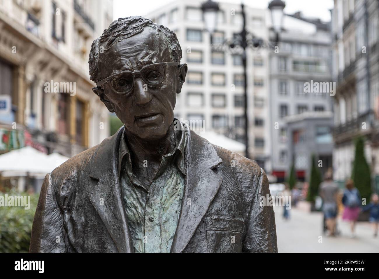 OVIEDO, SPANIEN - 10. AUGUST 2021: Denkmal für Woody Allen (Bildhauer: Vicente Santarua) Stockfoto