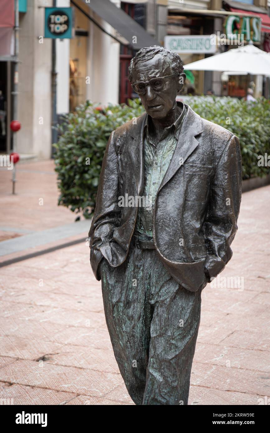 OVIEDO, SPANIEN - 10. AUGUST 2021: Denkmal für Woody Allen (Bildhauer: Vicente Santarua) Stockfoto