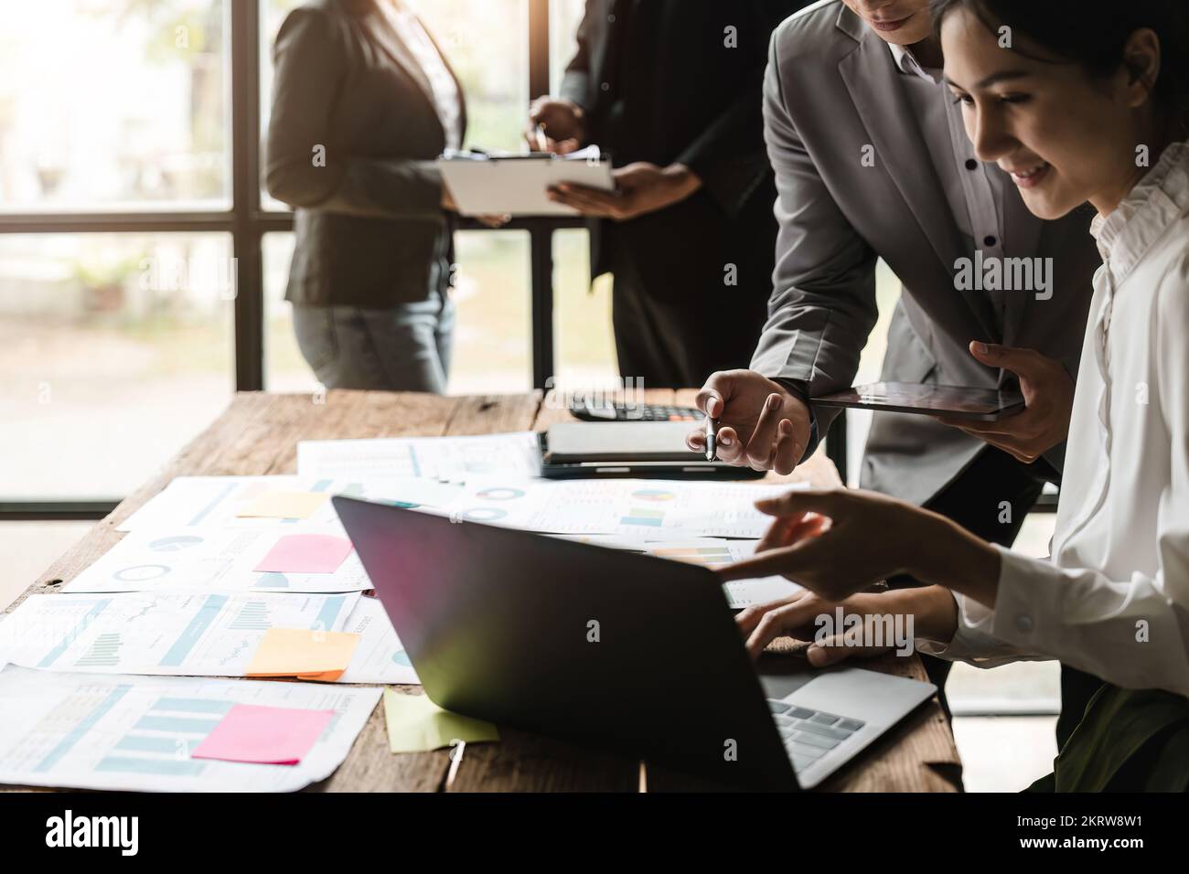 Gruppe von multiethnischen Konferenzteilnehmern Diskussion Geschäftsleute analysieren Statistik Finanzkonzept Stockfoto
