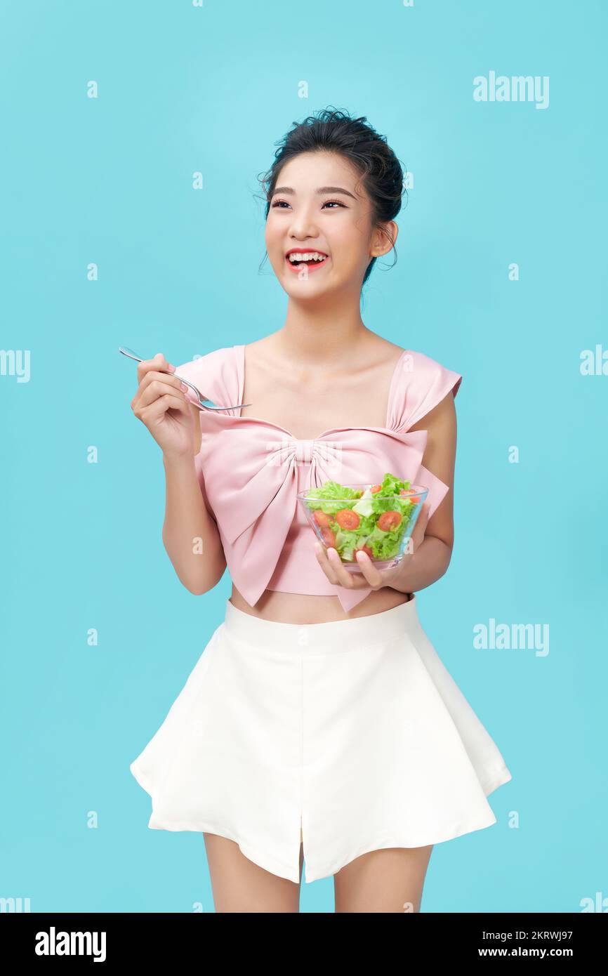 Gesunde Lebensweise, asiatische Frauen halten eine Salatschüssel mit frischem Gemüse, gute und gesunde Bio-Lebensmittel. Stockfoto
