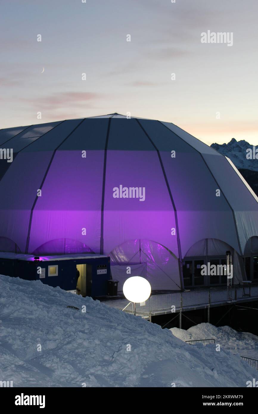 POLARIS FESTIVAL 2022 – VERBIER, SCHWEIZ. Polaris-Zelt in Verbier bei Abenddämmerung kehrte das Festival nach einer 2-jährigen Pause in den Kanton Wallis zurück Stockfoto