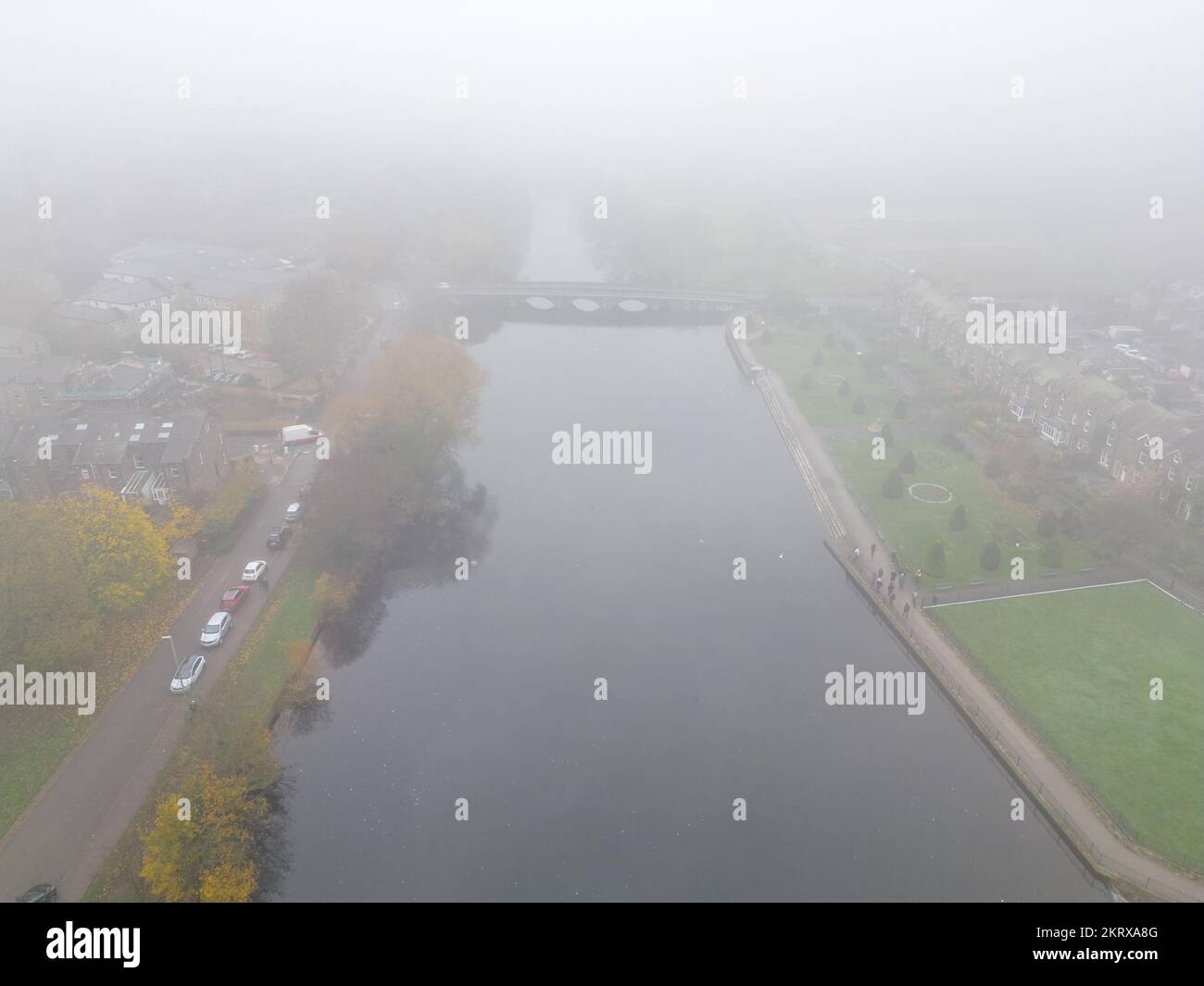 Otley, Großbritannien. 29.. November 2022. UK Weather - Luftaufnahme von nebligen und kalten Witterungsbedingungen in Otley, in der Nähe von Leeds, West Yorkshire. Eine normalerweise geschäftige Marktstadt ist träge und ruhig inmitten winterlicher Bedingungen. Dichter Nebel zieht sich weiter über den Norden Englands. Kredit: Bradley Taylor / Alamy News Stockfoto