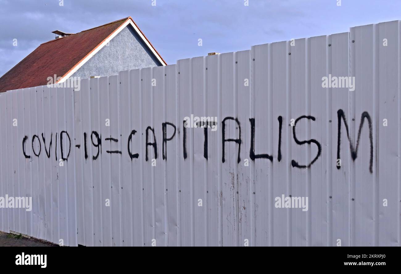 Covid19 = vom Kapitalismus gemalte Graffiti, Northfield, Edinburgh, Willowbrae Rd, Altstadt, Edinburgh, Schottland, Großbritannien, EH8 7NG Stockfoto
