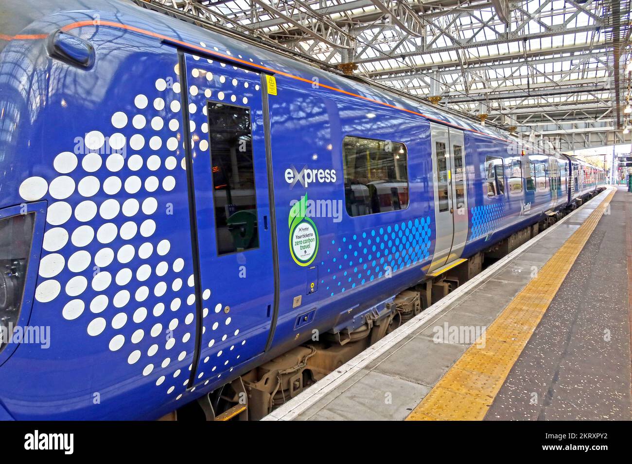 ScotRail Express, Your Ticket, Zero Carbon Travel, am Bahnhof Waverley, Stadtzentrum von Edinburgh, Schottland, Großbritannien, EH1 3EG Stockfoto