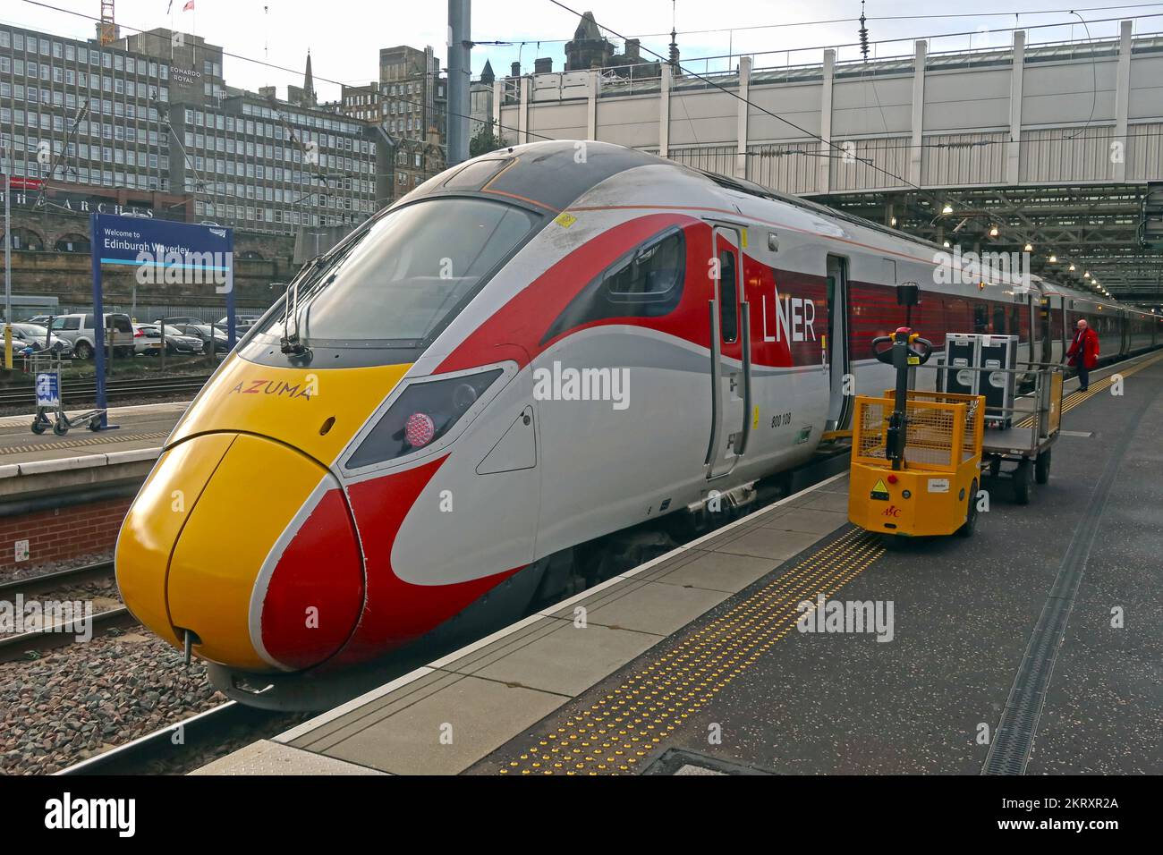 LNER, London North Eastern Railway Train 800108 Azuma Engine, am Waverley Bahnhof, Edinburgh City Centre, Schottland, UK, EH1 3EG Stockfoto
