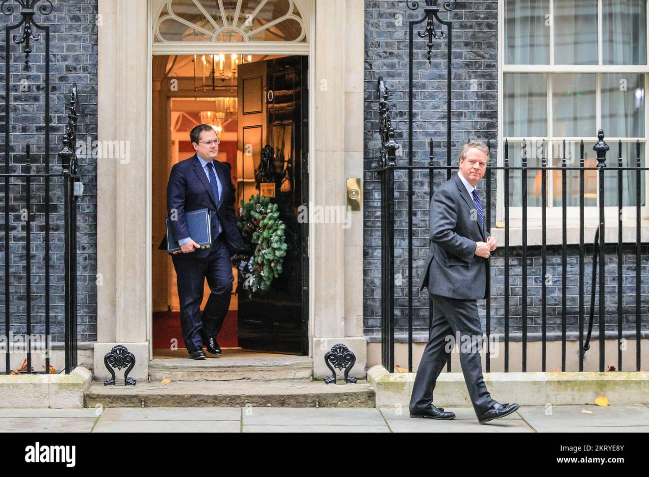 Westminster, London, Großbritannien. 29. November 2022. Robert Jenrick, Abgeordneter, Staatsminister (Minister für Einwanderung) im Innenministerium (l) Alister Jack, Schottland-Sekretär (r). Konservative Parteiminister in der Regierung Rishi Sunak verlassen die Downing Street 10 nach der wöchentlichen Kabinettssitzung. Kredit: Imageplotter/Alamy Live News Stockfoto