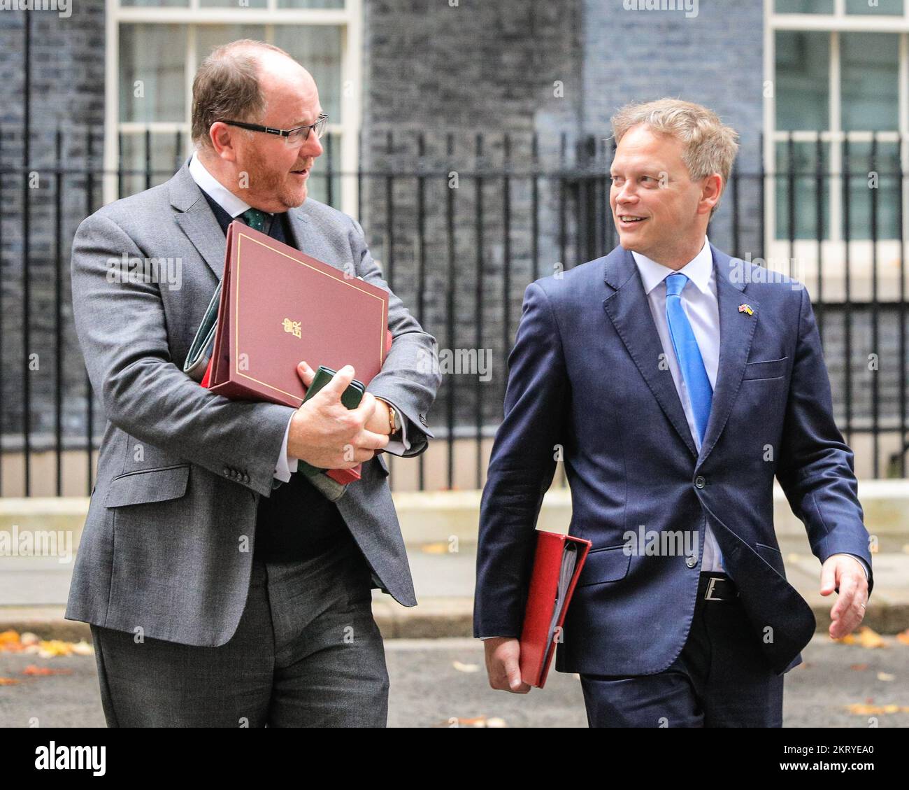 Westminster, London, Großbritannien. 29. November 2022. Grant Shapps, MP, Secretary of State for Business, Energy and Industrial Strategy (rechts) verlässt den Dienst bei George Freeman, Staatsminister im Ministerium für Wirtschaft. Konservative Paty Minister in der Rishi Sunak Regierung verlassen 10 Downing Street nach der wöchentlichen Kabinettssitzung. Kredit: Imageplotter/Alamy Live News Stockfoto