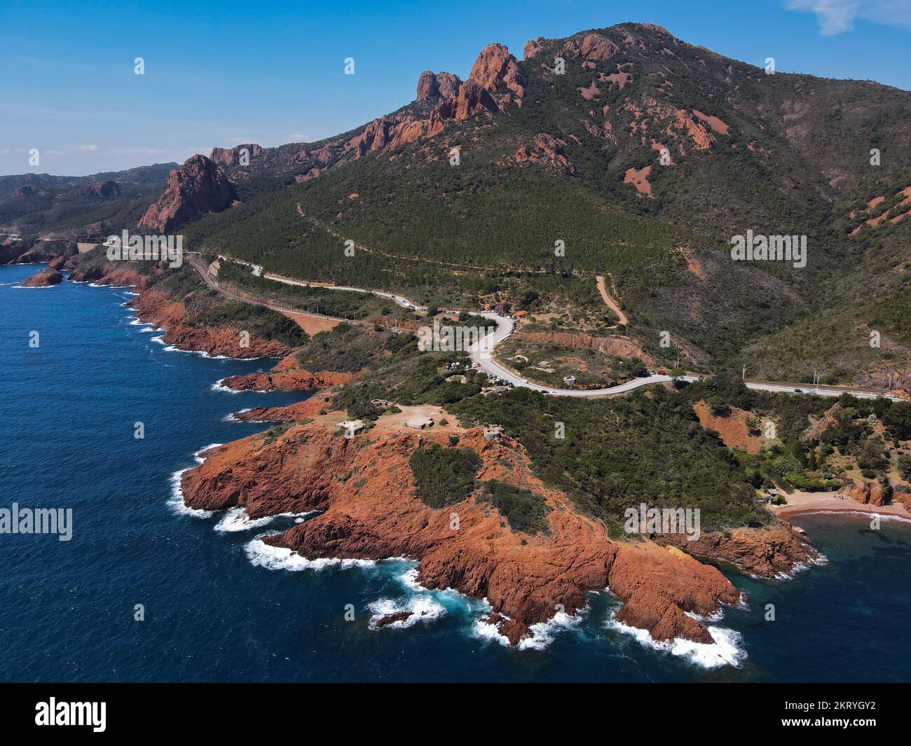 Luftaufnahme über dem Massif de L'Esterel an der französischen Riviera am Mittelmeer Stockfoto
