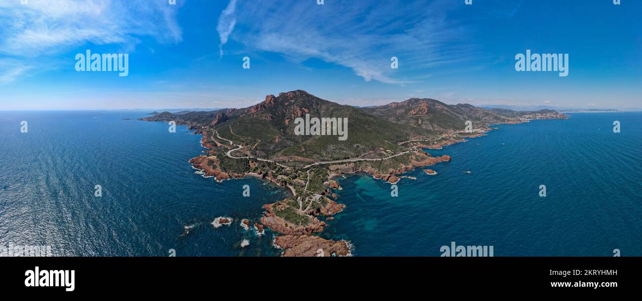 Unberührter, gesunder Hartkorallengarten am flachen Korallenriff im Indo-pazifik Stockfoto