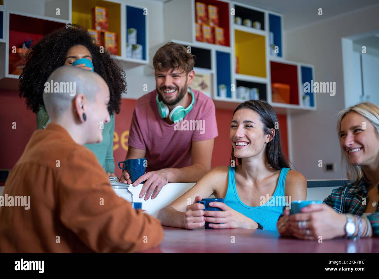 Junge Leute, die Spaß im Wohnzimmer der Jugendherberge haben, den Lebensstil digitaler Nomaden, die um die Welt reisen Stockfoto