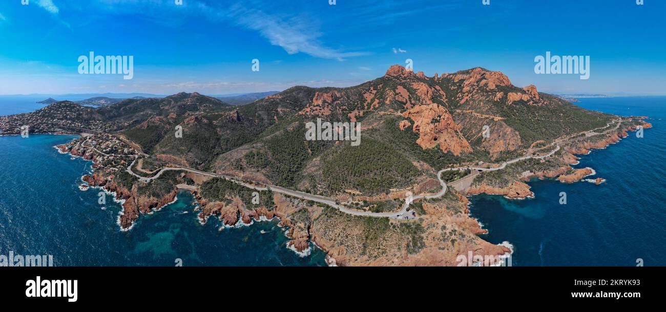 Unberührter, gesunder Hartkorallengarten am flachen Korallenriff im Indo-pazifik Stockfoto