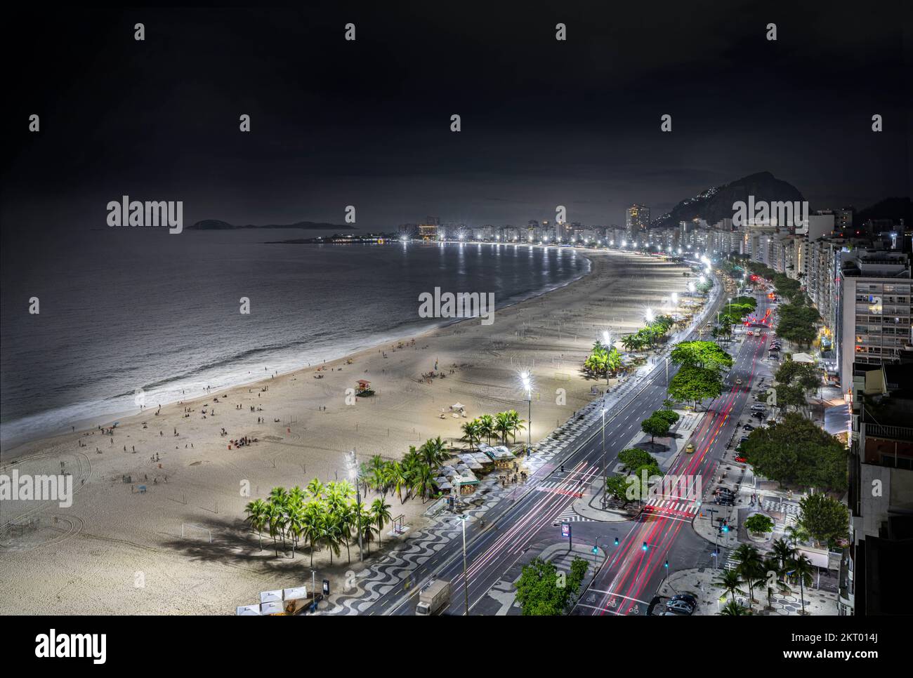 Copacabana, Rio de Janeiro, Brasilien, Mischung aus Nacht- und Tagesansicht, aus zwei Bildern gemacht. Stockfoto