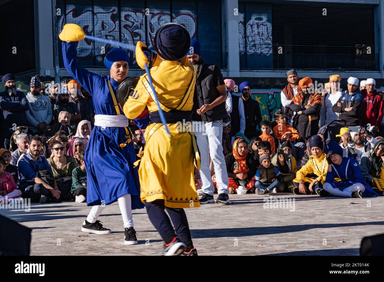 Barcelona (Spanien) 11-20-2022: Indische Sikh-Teilnehmer demonstrieren ihre Fähigkeiten in der Sikh-Kampfkunst, bekannt als „Gatka“. Stockfoto