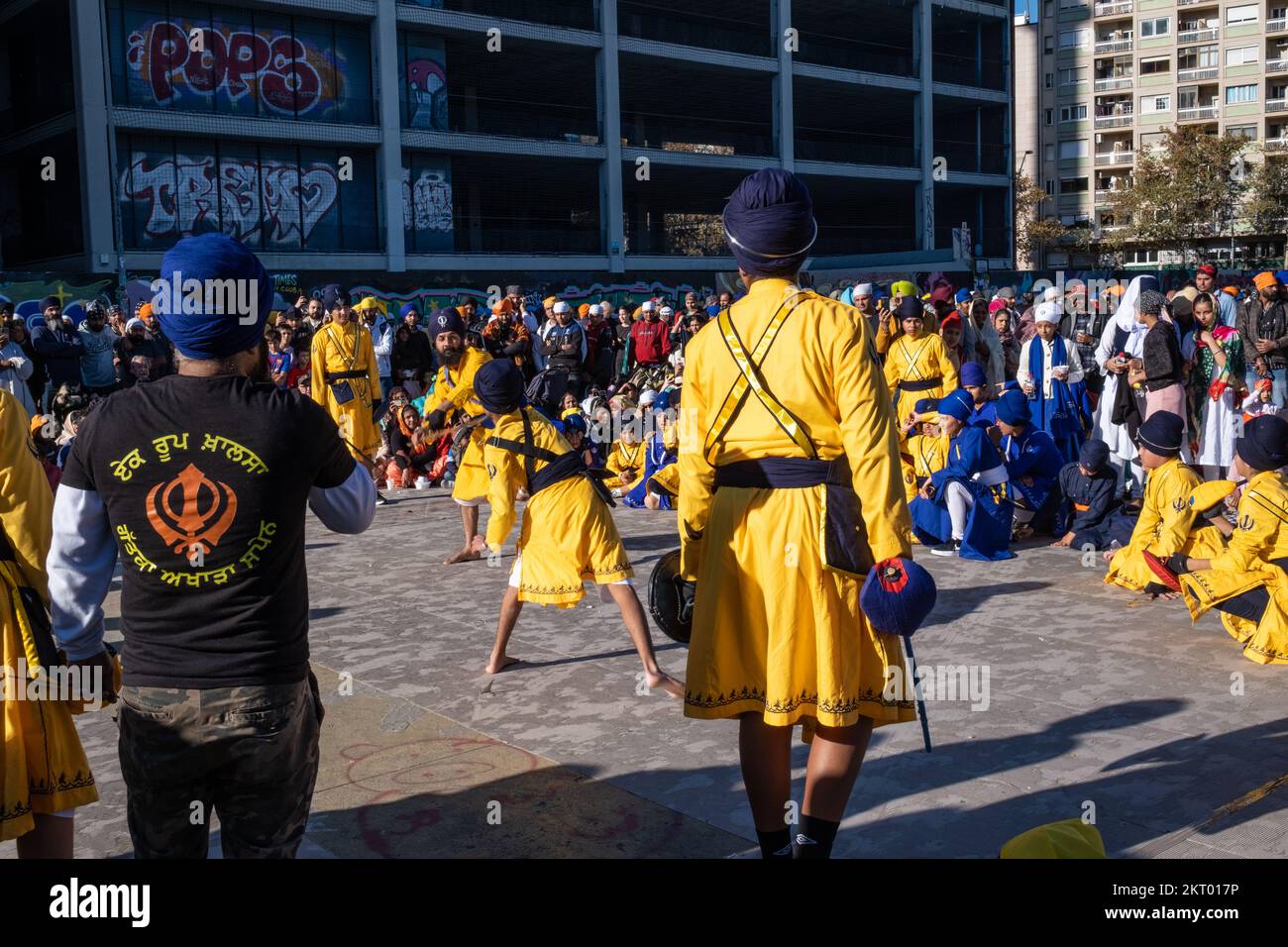 Drei Schornsteingärten, Barcelona (Spanien) 11-20-2022: Eine Gruppe ethnischer Sikh-Jugendlicher führt die alte Kampfkunst Gatka auf. Stockfoto