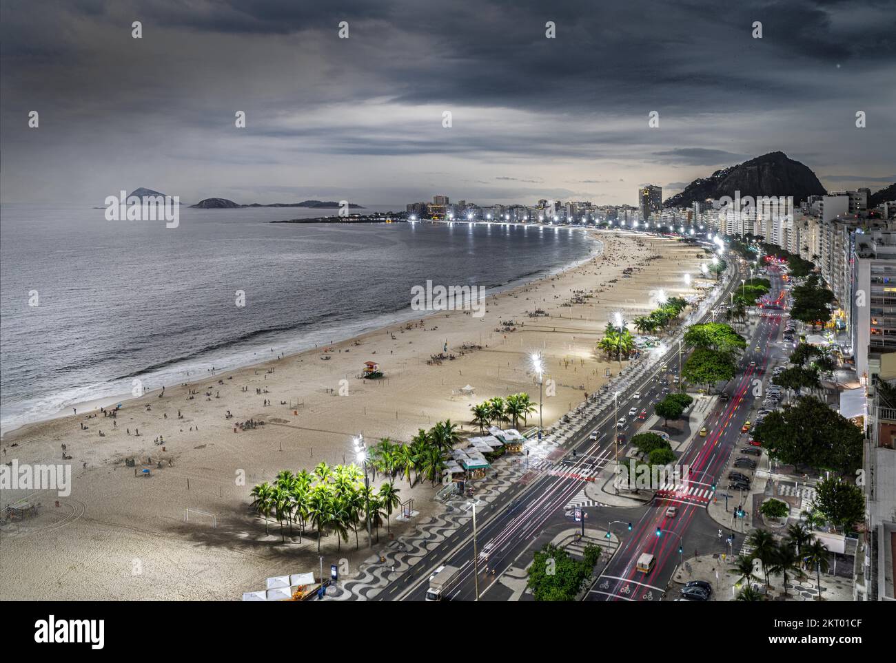Copacabana, Rio de Janeiro, Brasilien, Mischung aus Nacht- und Tagesansicht, aus zwei Bildern gemacht. Stockfoto