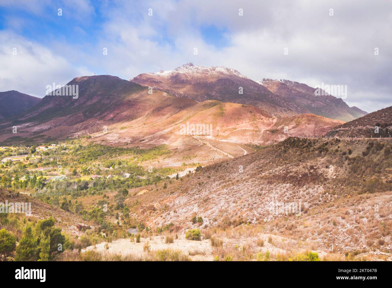 Majestätische Berglandschaft auf einem traumhaften Hügel mit verschiedenen Farben und Gelände. Gormanston, Westtasmanien, Australien Stockfoto