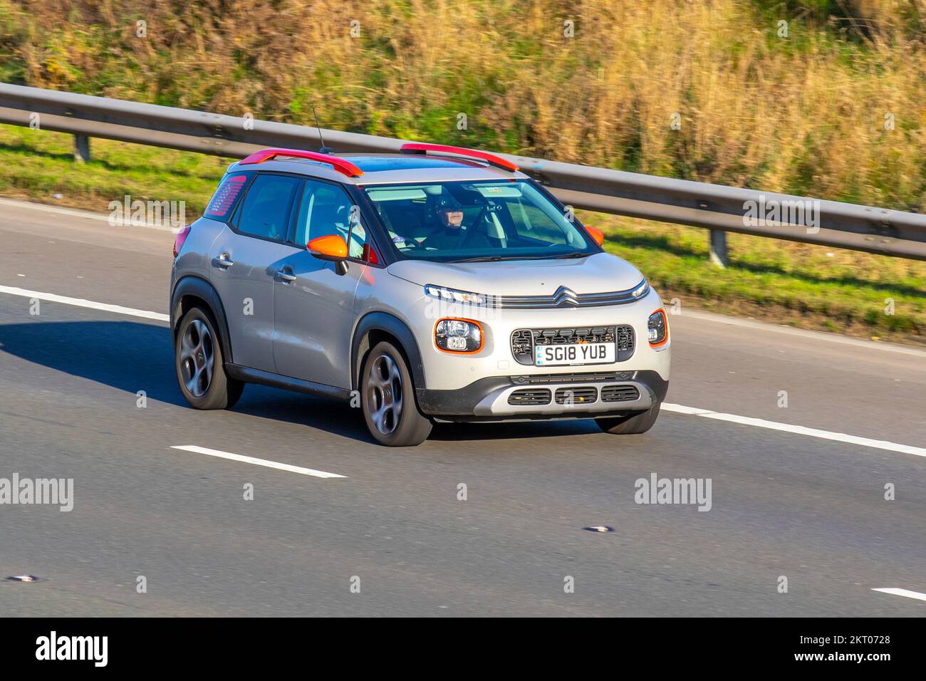 2018 Beige Red CITROEN CS AIRCROSS PURETECH FLAIR S. S. FÄHRT 1200cc 6-Gang-Automatik; fährt auf der Autobahn M6, Großbritannien Stockfoto