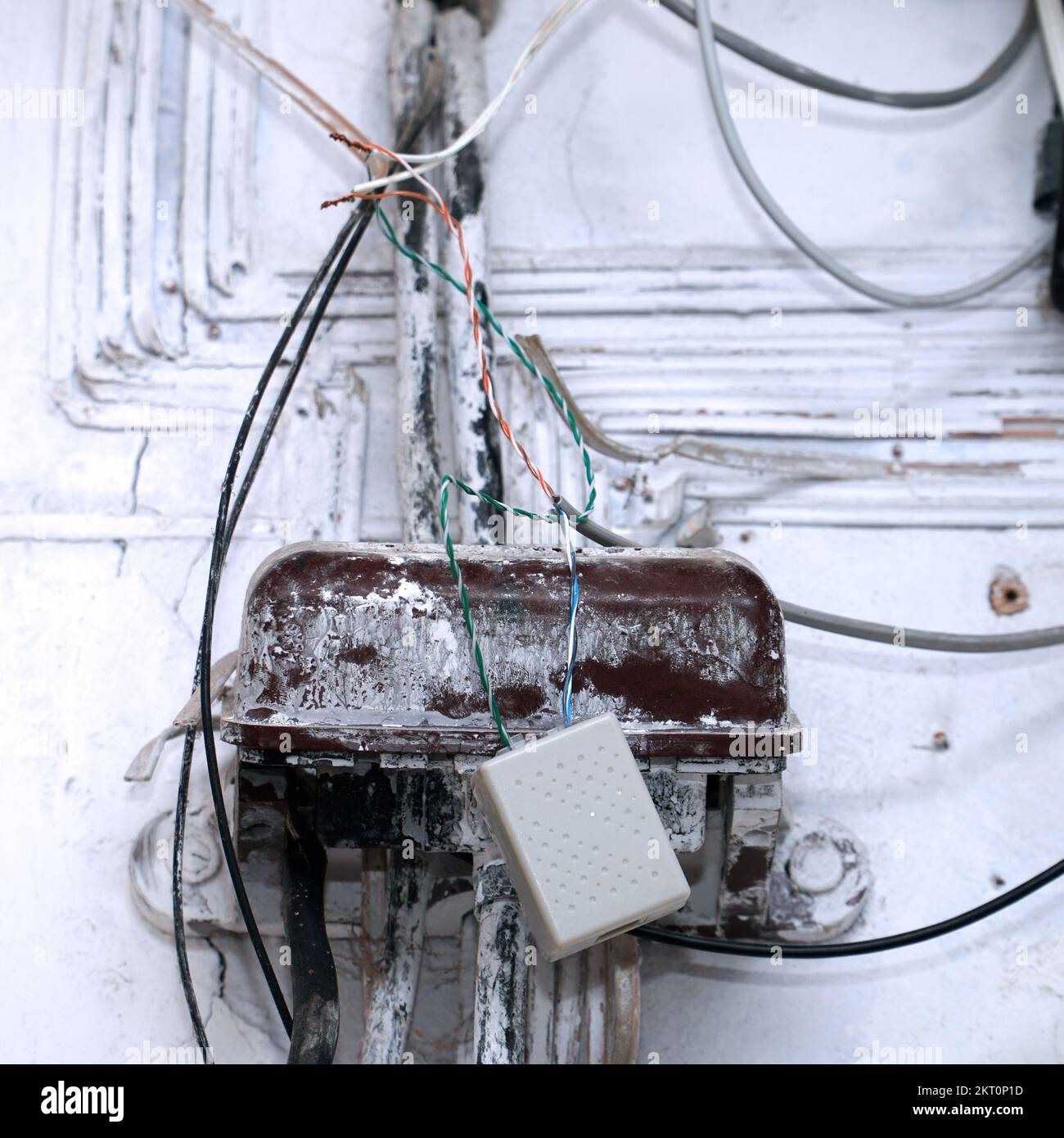 Ein altes, schmutziges Telefon oder eine elektrische Anschlussdose an der Wand. Selektiver Fokus Stockfoto