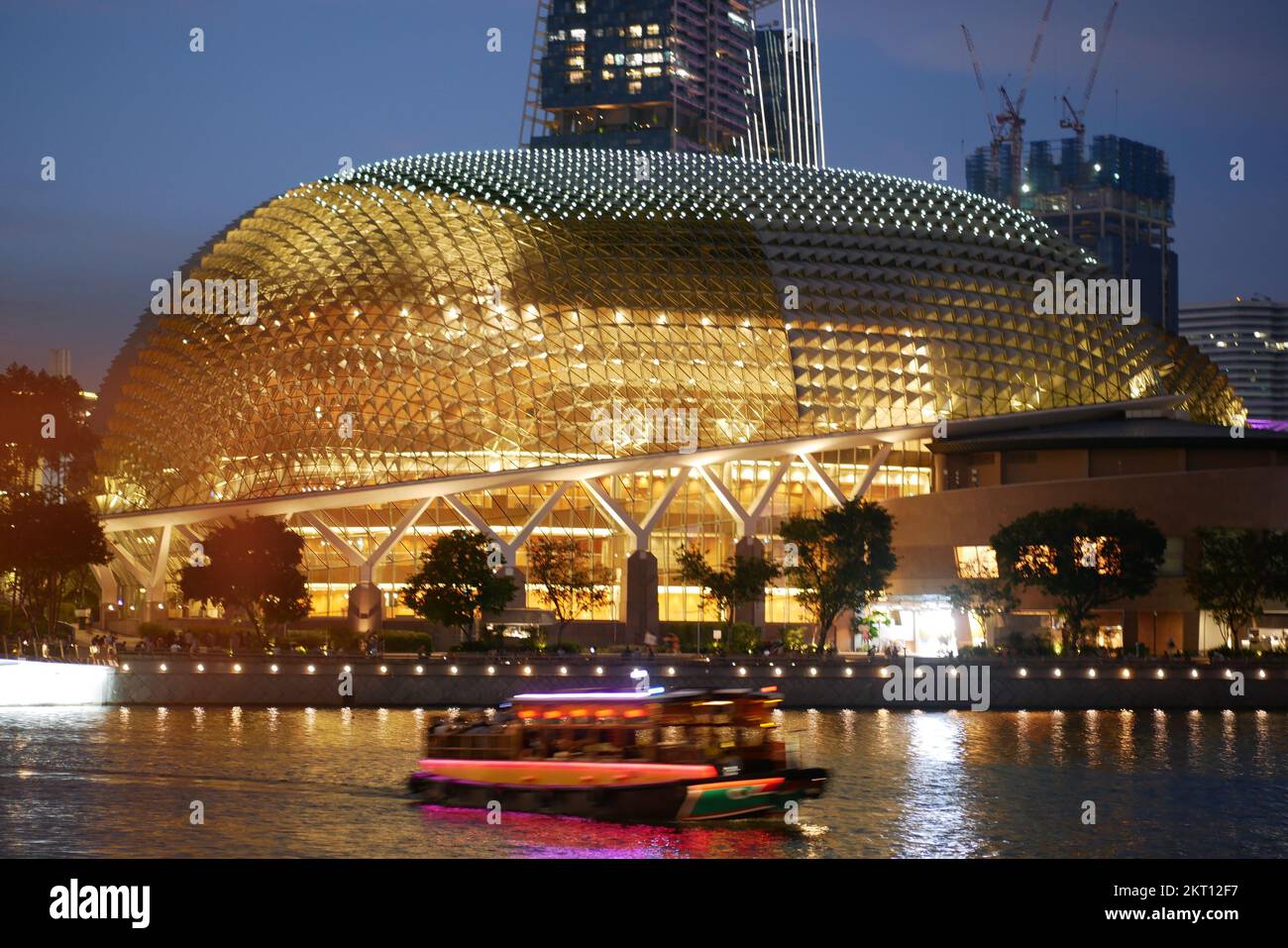 Singapur 22. juli 2022 das Esplanade Theater bei Nacht Stockfoto