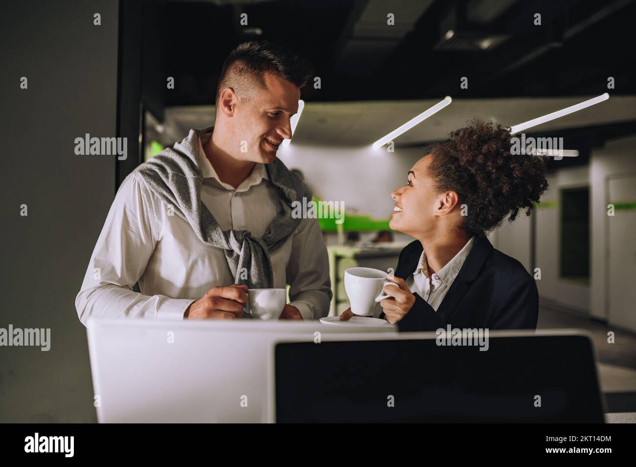 Mann und Frau trinken Kaffee und schauen sich an Stockfoto