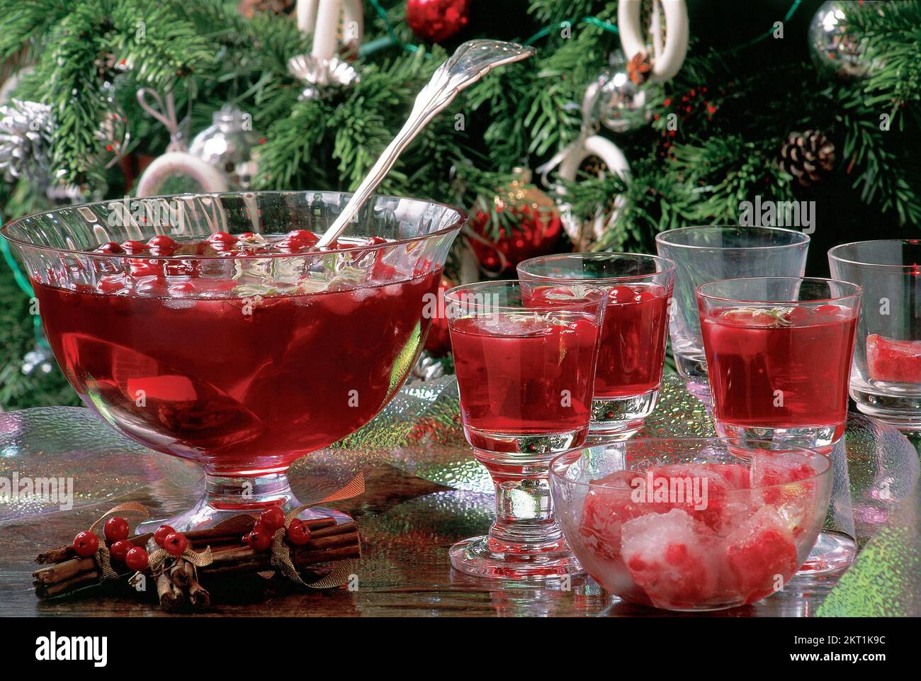 Cranberry Frost in einer Glasschüssel auf dem Tisch Stockfoto