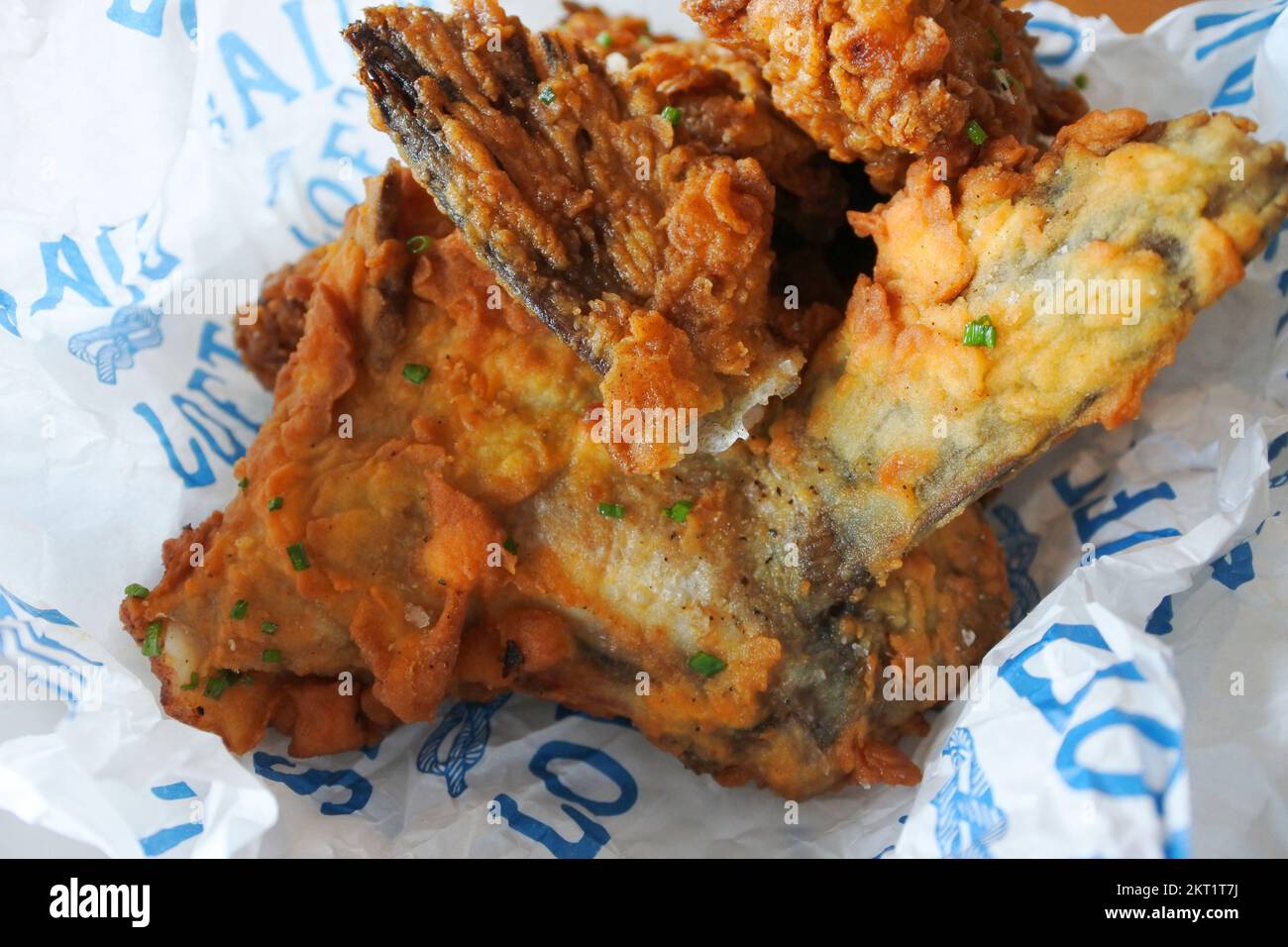 Frittierter Pollack im Teig - John Gollop Stockfoto
