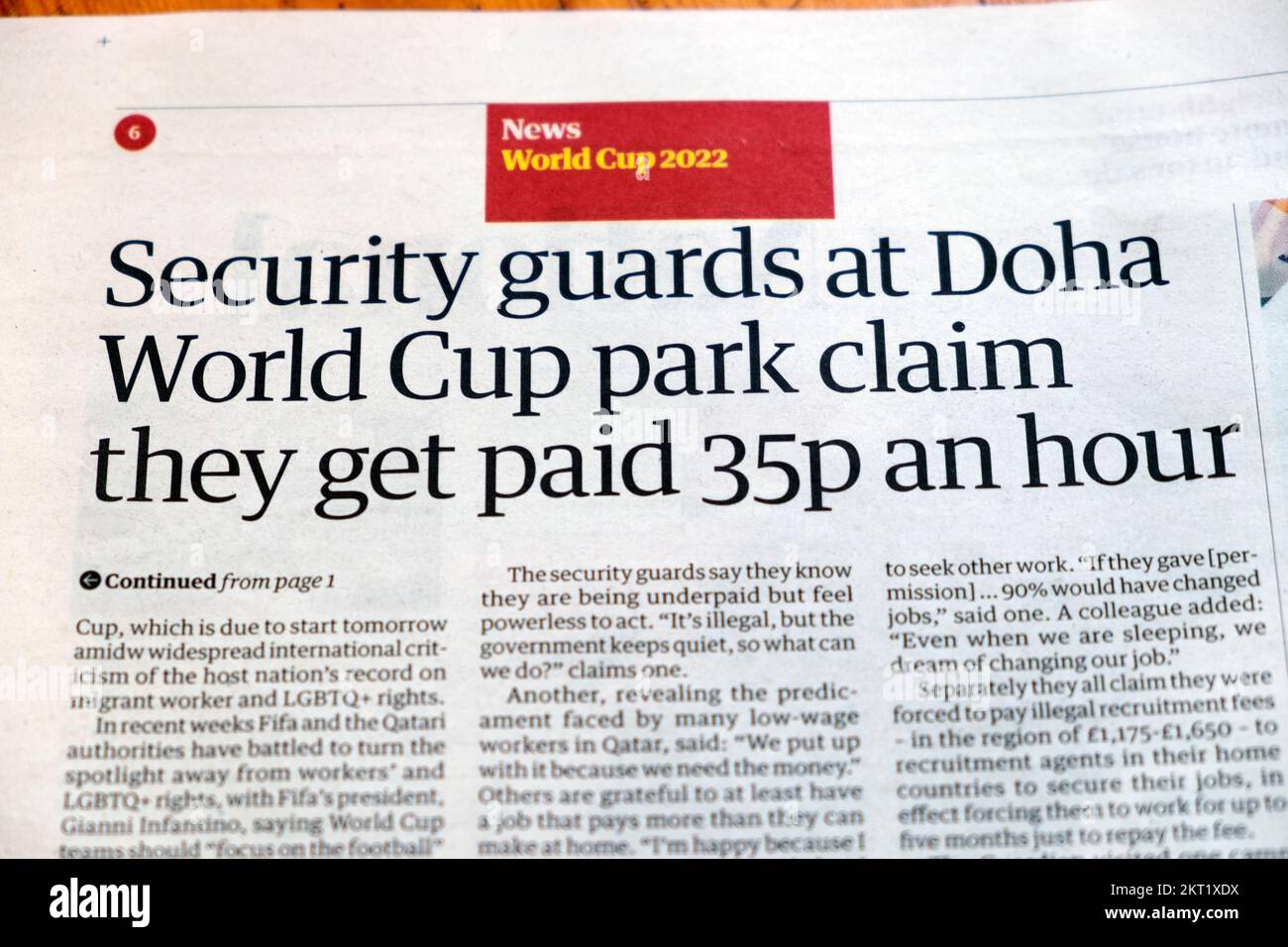 "Sicherheitsleute im Doha World Cup Park behaupten, sie bekommen 35p Dollar die Stunde bezahlt." Guardian Zeitung Schlagzeile Wanderarbeitnehmer Arbeitnehmer 19. November London UK Stockfoto