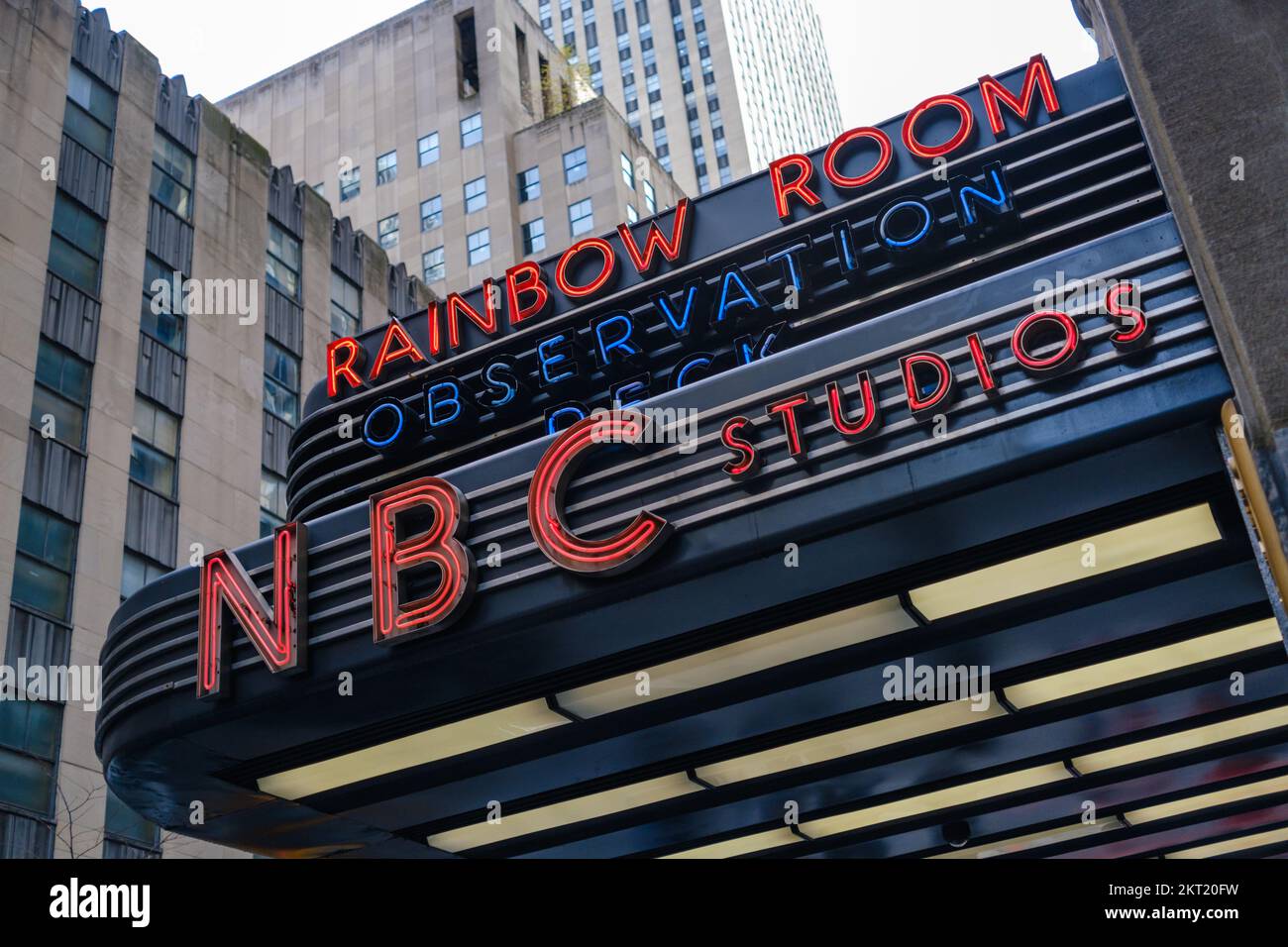 New York, NY, USA - 16. November 2022: Ein Schild der NBC Studios, das den Rainbow Room und die Aussichtsplattform auf der Seite des Rockefeller Plaza 30 anpricht. Stockfoto