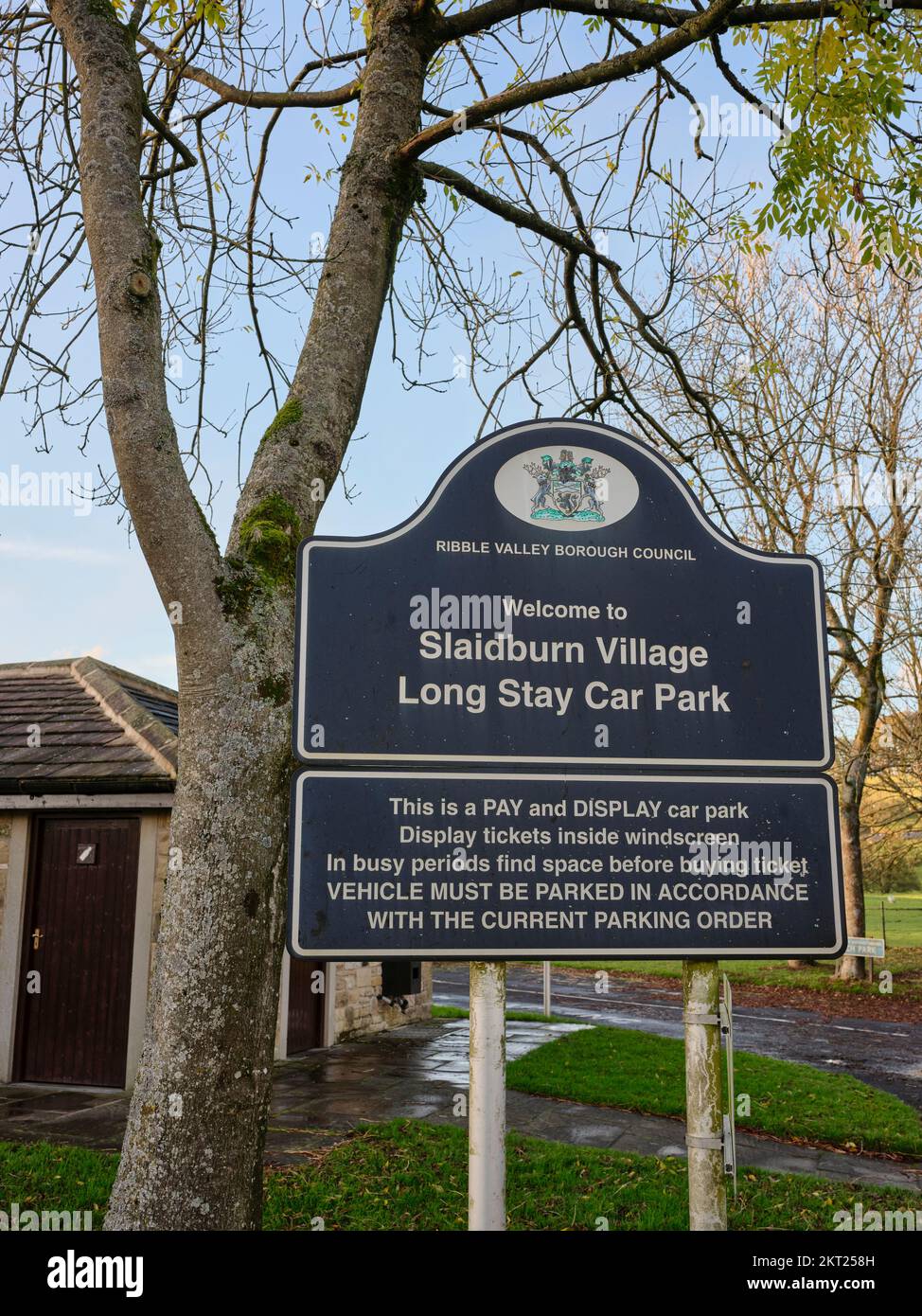 Ribble Valley Borough Council Willkommensschild zum Slaidburn Village Long Stay Car Park. Stockfoto