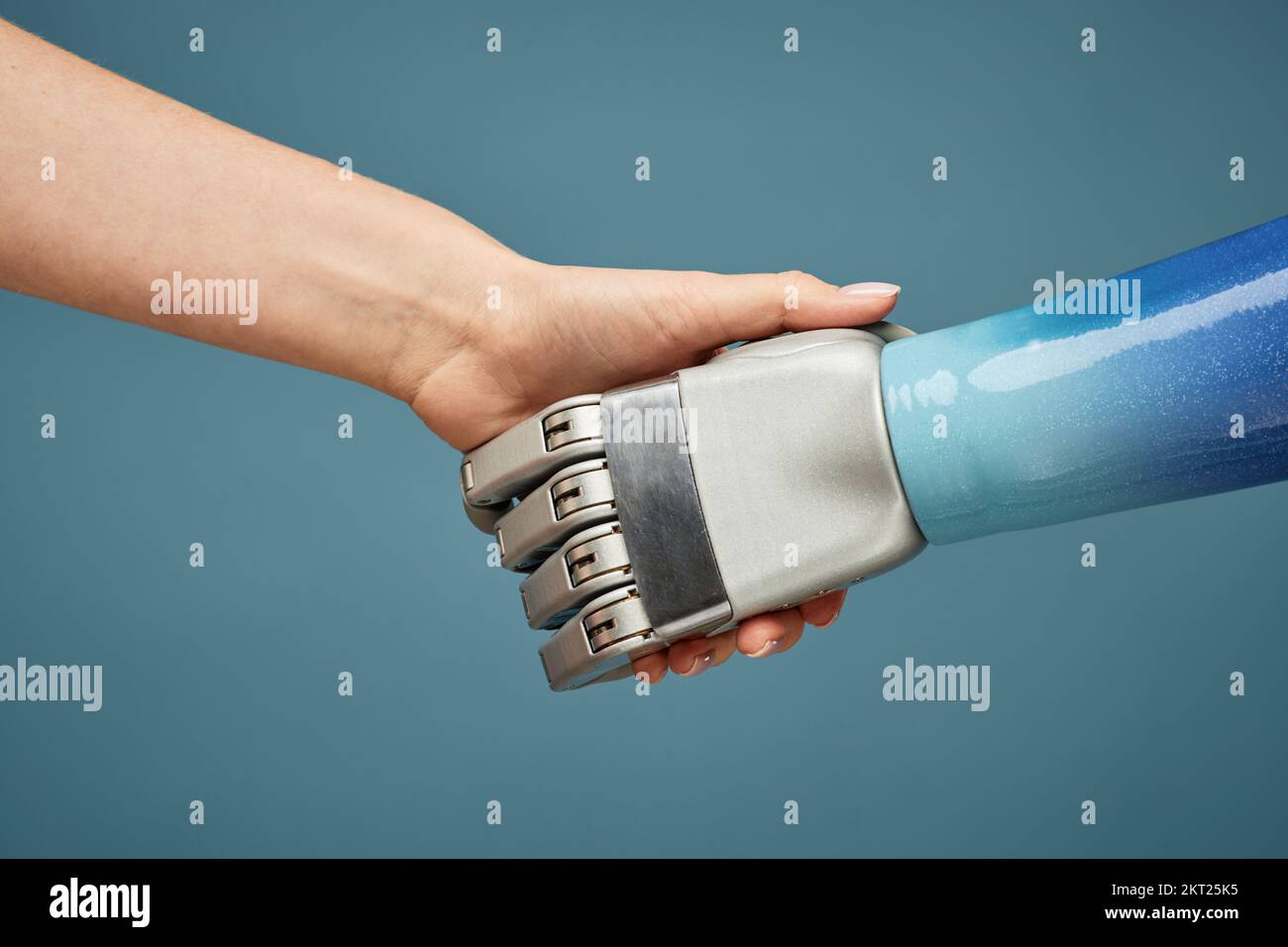 Nahaufnahme einer Person, die dem Roboter die Hand schüttelt, Konzept der künstlichen Intelligenz Stockfoto