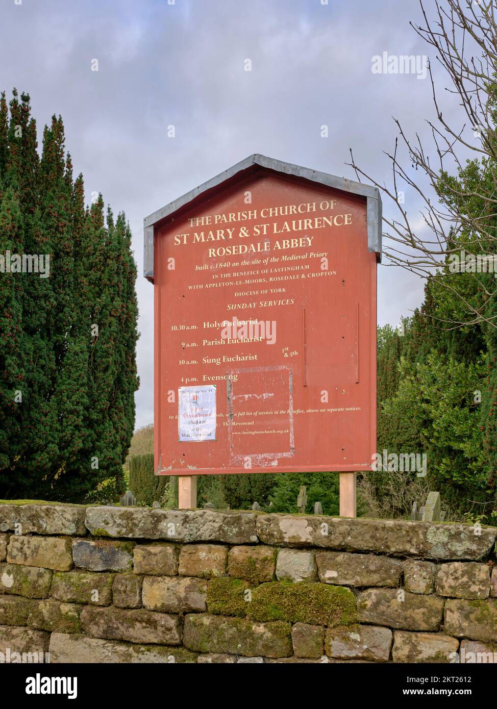 Hinweisschild am Eingang zur Pfarrkirche St. Mary & St. Lawrence. Rosedale Abbey. North Yorkshire Stockfoto