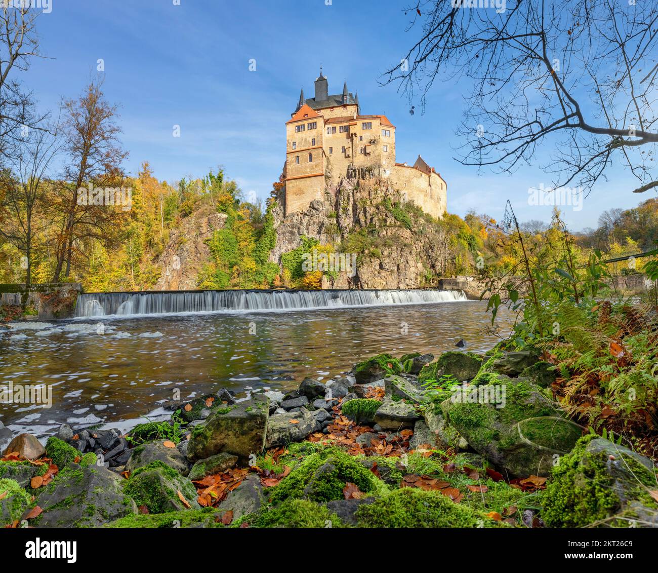 Blick auf das gotische Schloss Kriebstein am Flussufer am sonnigen Herbsttag in Sachsen Stockfoto
